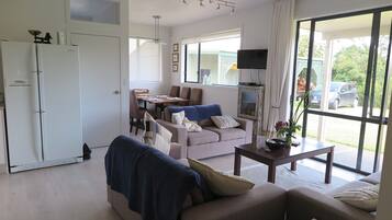 Een televisie en boeken