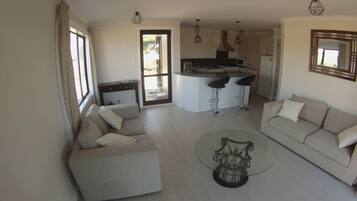 Een televisie, boeken en een stereo