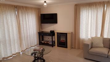 Tv, böcker och en stereo