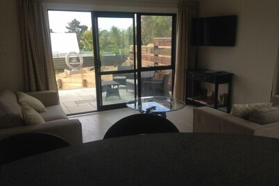 Skyline Apartments Raglan (Lower Apartment)