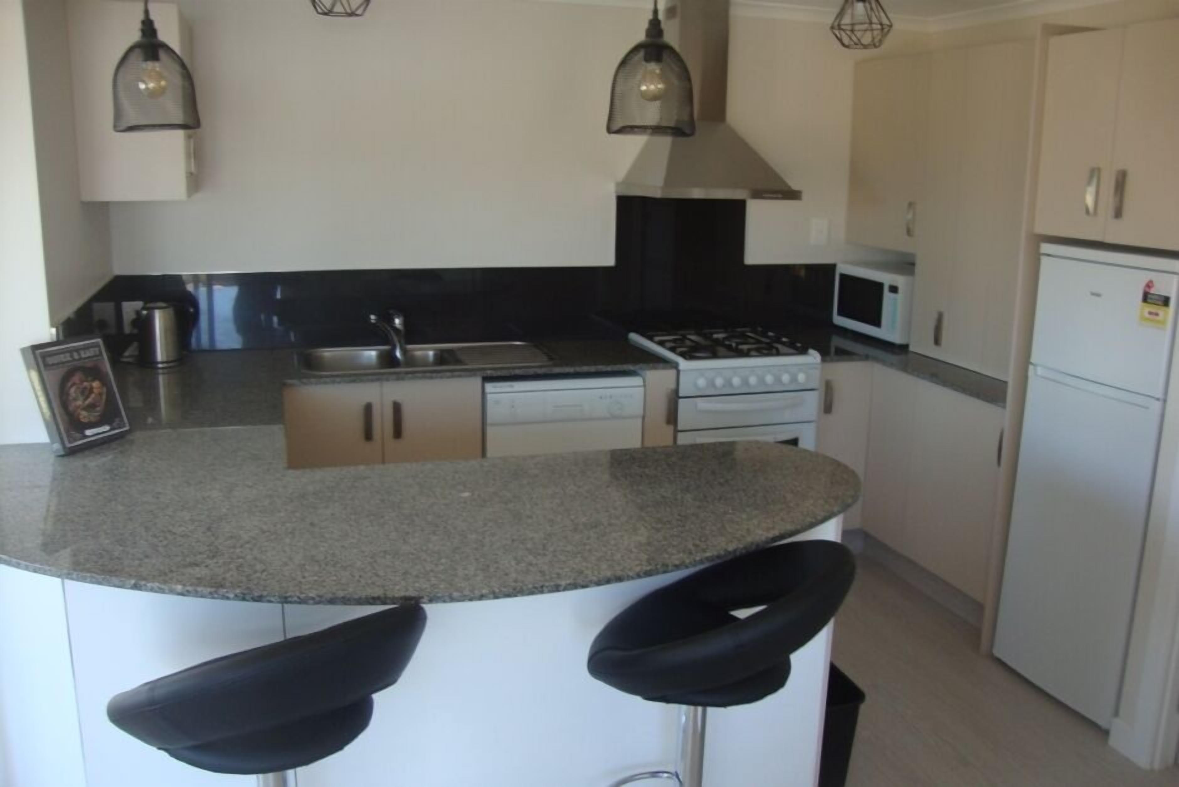 Kylskåp, mikrovågsugn, ugn och spishäll