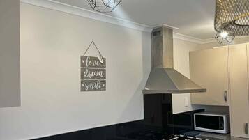 Een koelkast, een magnetron, een oven, een kookplaat