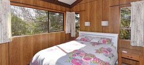 5 bedrooms, iron/ironing board, free WiFi, bed sheets