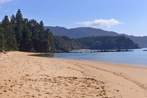 On the beach - Ngaio Beach House - Kaiteriteri-Marahau (Kaiteriteri - Mārahau)