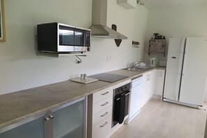 Geladeira, micro-ondas, fogão, cooktop
