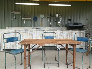 Outdoor dining - Peaceful, beautiful setting for this spacious, convenient and modern Lodge (Tawharanui Peninsula)