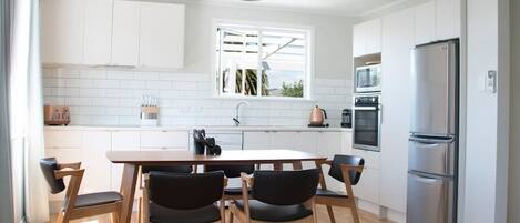 Een koelkast, een magnetron, een oven, een kookplaat