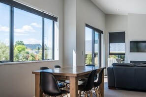 Dining - Simply Stunning - Wanaka (FREE WI-FI) (Wanaka)