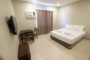 Habitación Deluxe, 1 cama de matrimonio | Tabla de planchar con plancha