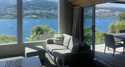 5 Bedroom Queenstown Lakefront Home
