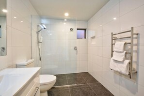 Badewanne, Handtücher, Seife, Toilettenpapier
