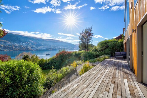 5 Bedroom Queenstown Lakefront Home