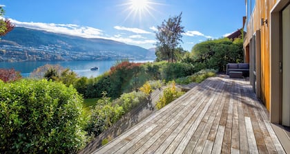 5 Bedroom Queenstown Lakefront Home
