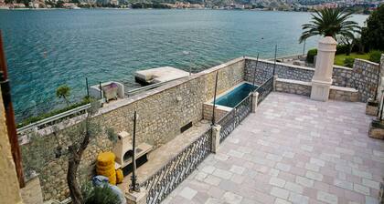 Große Luxusvilla am Wasser mit privatem Pool für 10 Personen