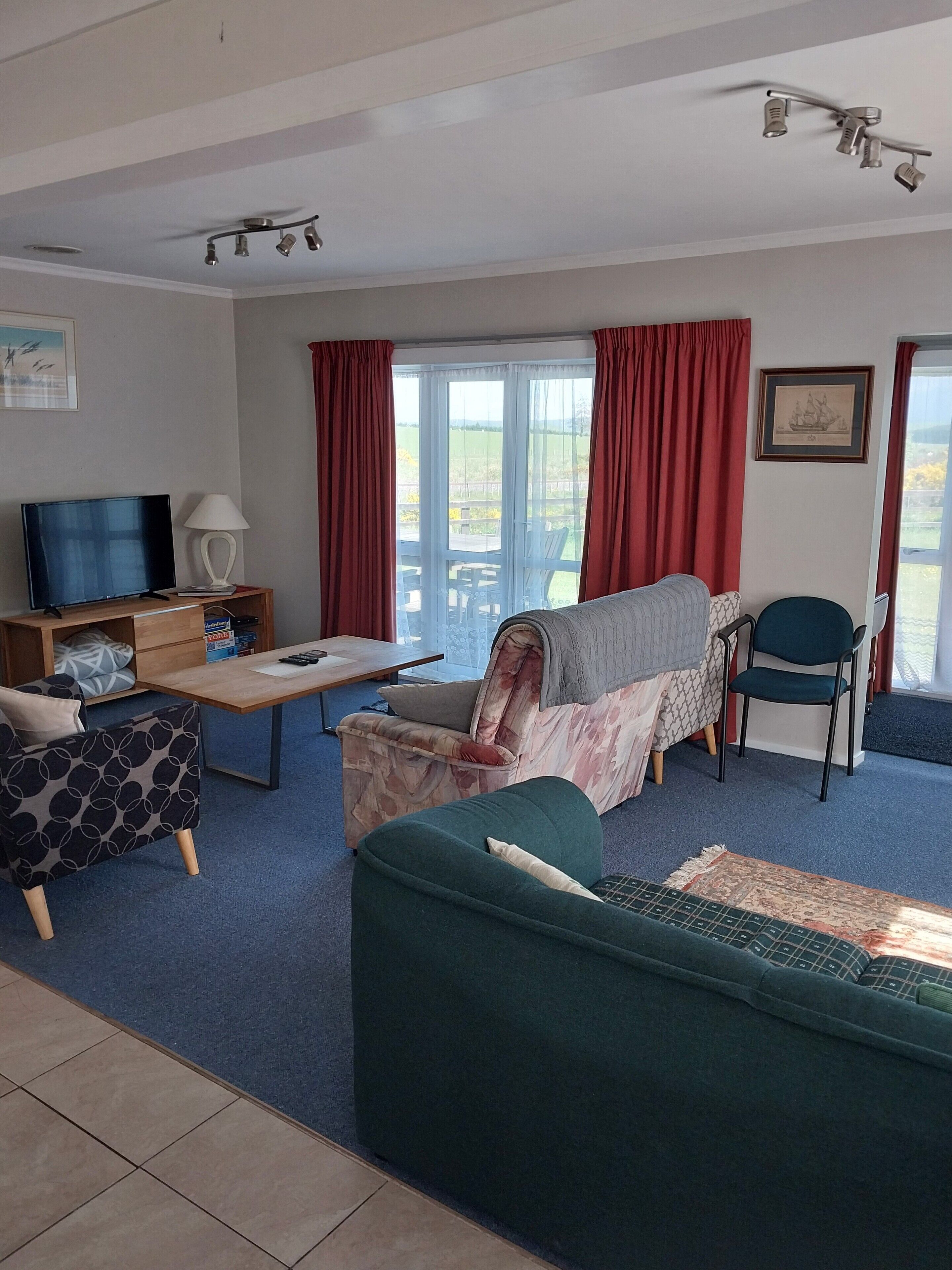 Smart-TV, peis, DVD-spiller og bøker