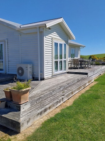 Outdoor dining. Tawhiri Cottage, Waiouru