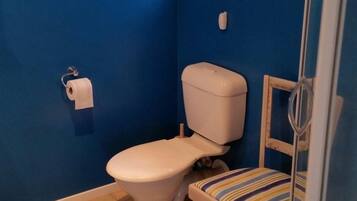 Towels, soap, shampoo, toilet paper