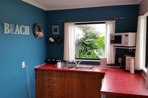 Een koelkast, een microgolfoven, een waterkoker, een broodrooster