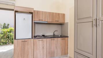 Refrigerador, parrilla de estufa y tetera eléctrica