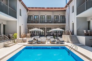 Utomhuspool, öppet 08.00 till 20.30, parasoller och solstolar