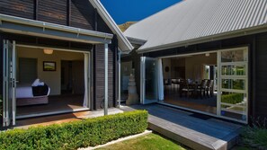 Outdoor dining - QT Chalet with spa pool (Arthurs Point, Queenstown)