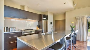 Oven, stovetop, dishwasher, coffee/tea maker - QT Chalet with spa pool (Arthurs Point, Queenstown)