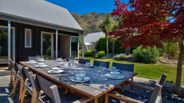 Outdoor dining - QT Chalet with spa pool (Arthurs Point, Queenstown)