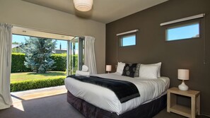 4 bedrooms - QT Chalet with spa pool (Arthurs Point, Queenstown)
