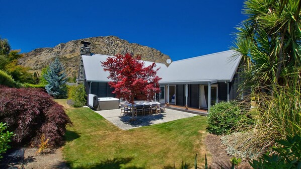 Terrace/patio - QT Chalet with spa pool (Arthurs Point, Queenstown)