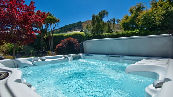Outdoor spa tub - QT Chalet with spa pool (Arthurs Point, Queenstown)