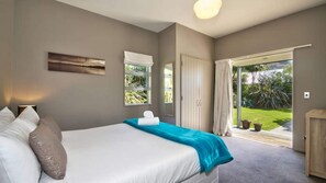 4 bedrooms, Internet - QT Chalet with spa pool (Arthurs Point, Queenstown)