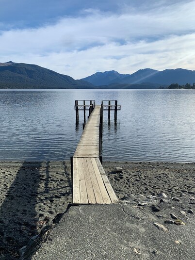 Panoramic Fiordland lake views from sunny rooms. Fresh wind blown Linen ! 😀!