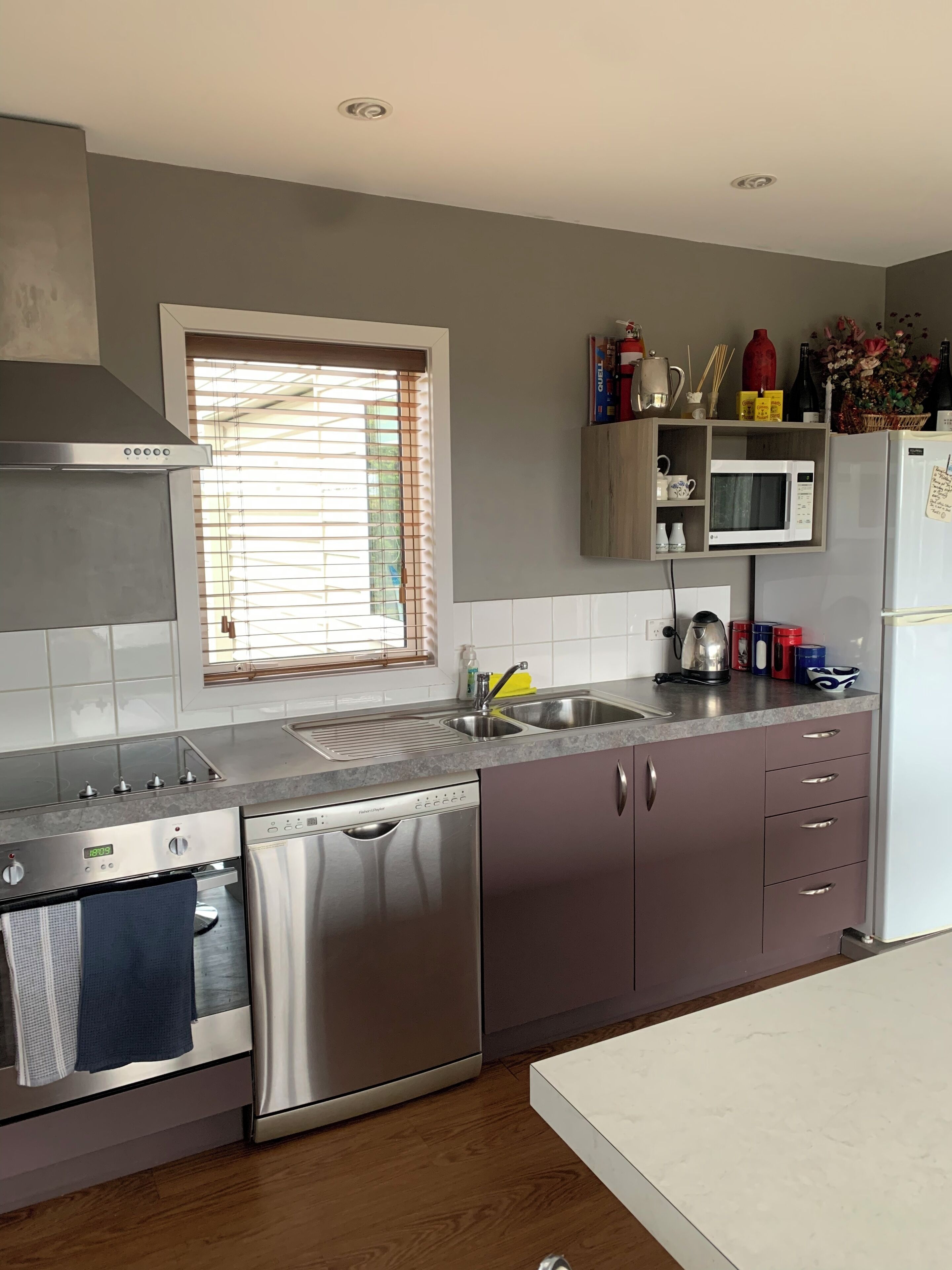 Kjøleskap, mikrobølgeovn, ovn og kokeplater