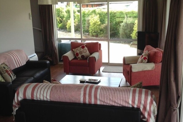 Smart-TV, Tischtennisplatte, Stereoanlage