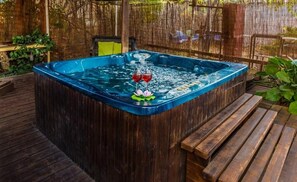 Tina de hidromasaje al aire libre