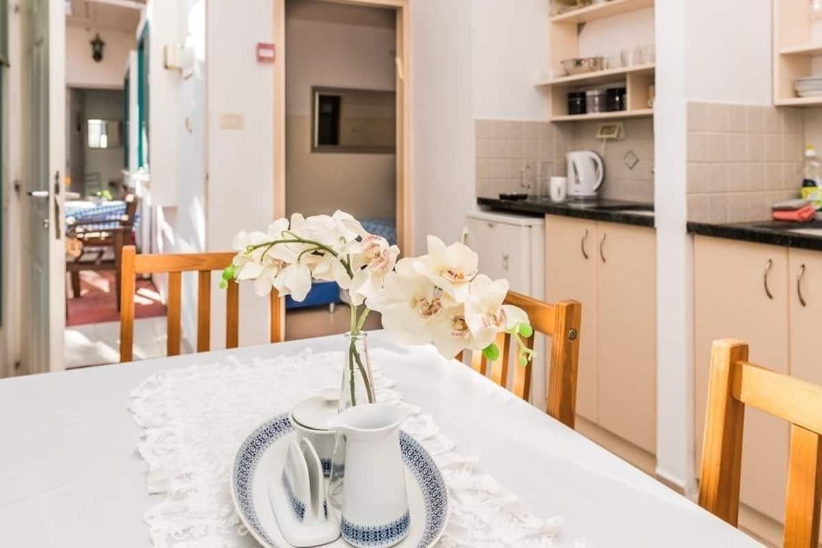 Familienzimmer | Essbereich im Zimmer