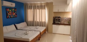 Schreibtisch, Verdunkelungsvorhänge, schallisolierte Zimmer