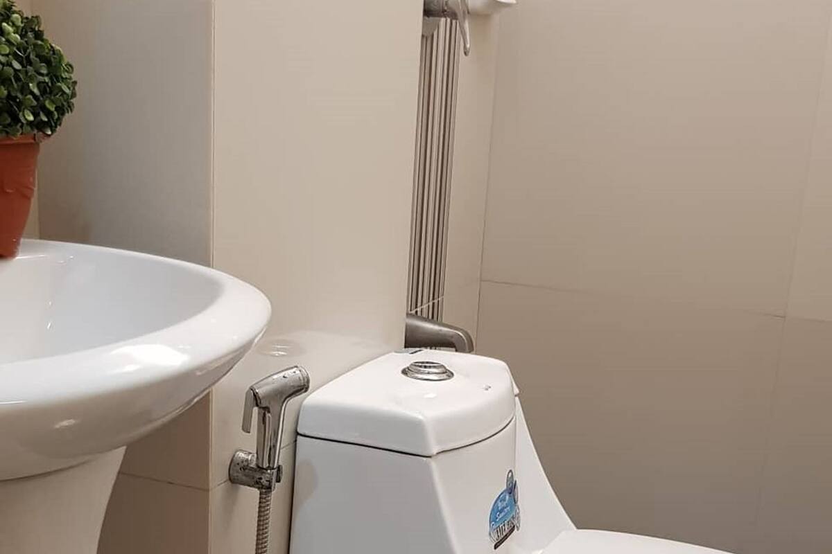 Dusche, kostenlose Toilettenartikel, Hausschuhe, Handtücher