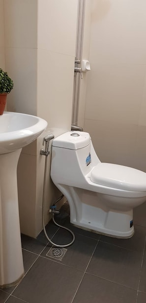 Dusche, kostenlose Toilettenartikel, Hausschuhe, Handtücher