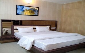 Deluxe Double Room | 1 bedroom, desk, rollaway beds, free WiFi