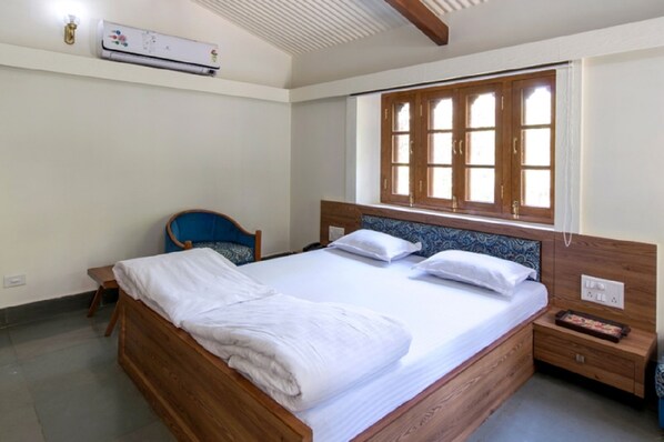 Deluxe Double Room | 1 bedroom, desk, rollaway beds, free WiFi