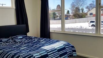 5 Schlafzimmer, Bügeleisen/Bügelbrett, WLAN