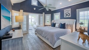 Un dormitorio con una cama, un ventilador de techo y una señal de límite de velocidad en la pared.