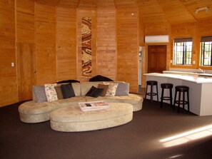 TV - Ngauruhoe Yurt - Ohakune Holiday Home (Ohakune)