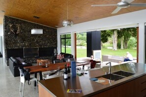 Fridge, microwave, oven, dishwasher - Mahoe Lodge, Waipiata (Taumarunui)