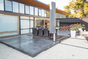 Outdoor dining - Mahoe Lodge, Waipiata (Taumarunui)