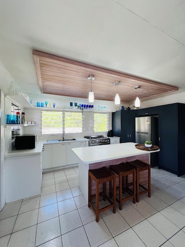 Spacious 3 bedroom home, 10min to town. Unlimited Wifi & AC available!