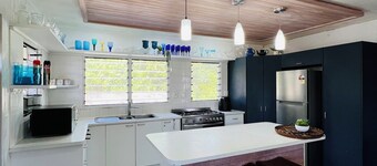 Spacious 3 bedroom home, 10min to town. Unlimited Wifi & AC available!