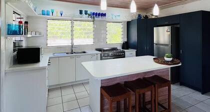 Spacious 3 bedroom home, 10min to town. Unlimited Wifi & AC available!