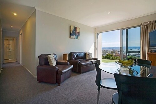 Pinnacle Apartment - Affordable Nelson Apartment with 2 Bedrooms & Views!